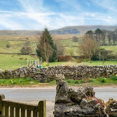 Castle Cottages *